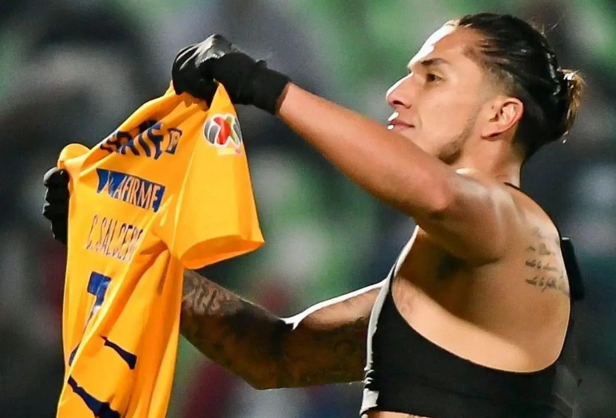 Algunos rumores señalan que Carlos Salcedo saldrá de Tigres en los próximos días. Foto: Instagram @clubtigresoficial.