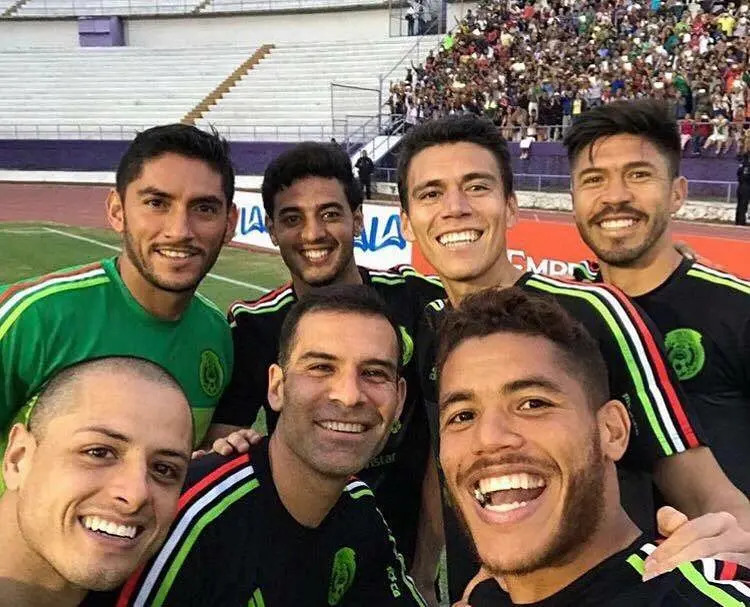Selfie de Peralta y Hernández con Corona, Vela, Márquez, Moreno y Dos Santos - @oribepm