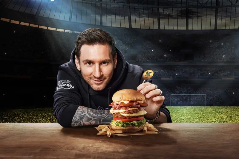 Lionel Messi junto a la hamburguesa que lleva su nombre - Cortesía: Hard Rock Café