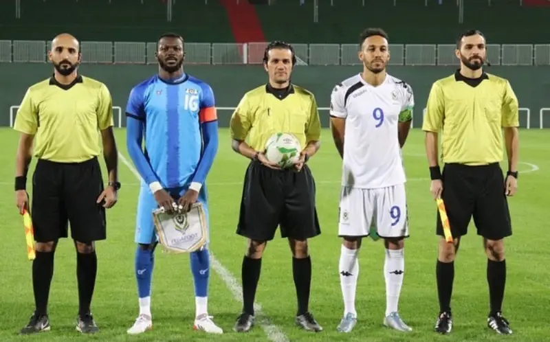 El portero de Burkina Faso, Hervé Koffi (playera azul) se hizo viral en la Copa Africana. (Instagram @koffiherve16)