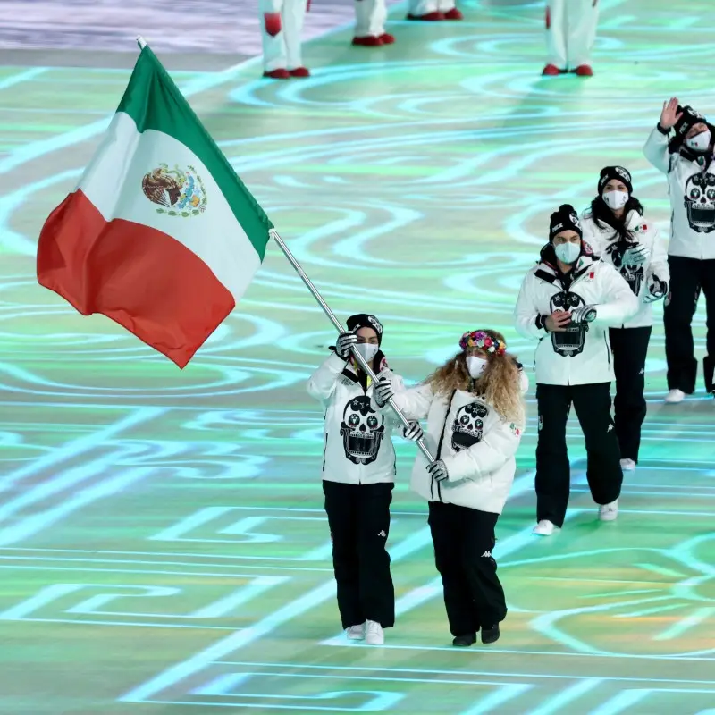 Donovan Carrillo y Sarah Schlepper fueron los abanderados de México; Hubertus von Hohenlohe diseñó la vestimenta que usaron - Twitter @juegosolimpicos