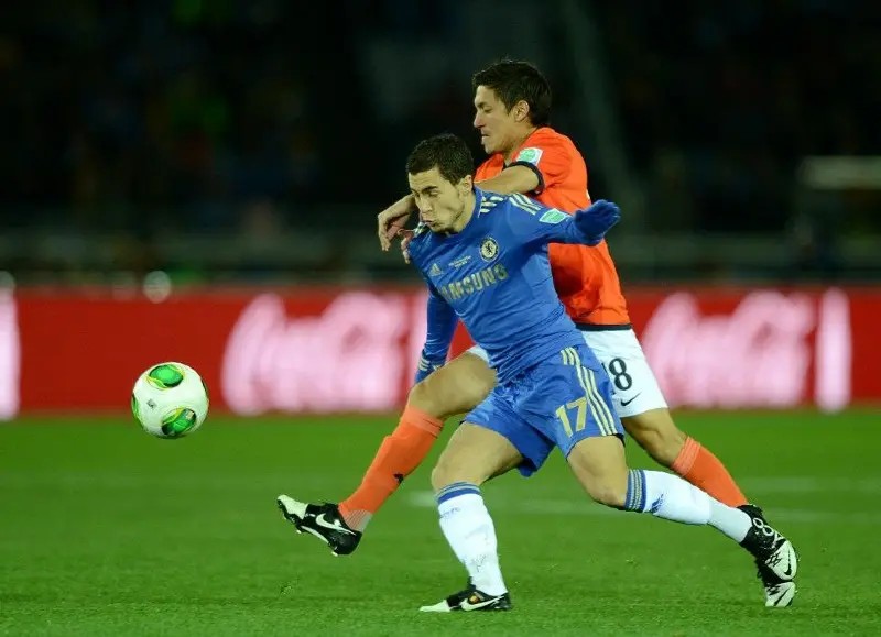 Eden Hazard disputa una pelota con Neri Cardozo en el Mundial de Clubes 2012 - Facebook Chelsea Football Club