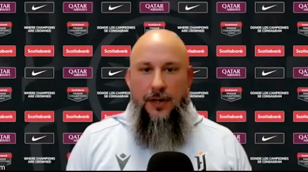 Bobby Smyrniotis, entrenador del Forge FC, en conferencia de prensa.