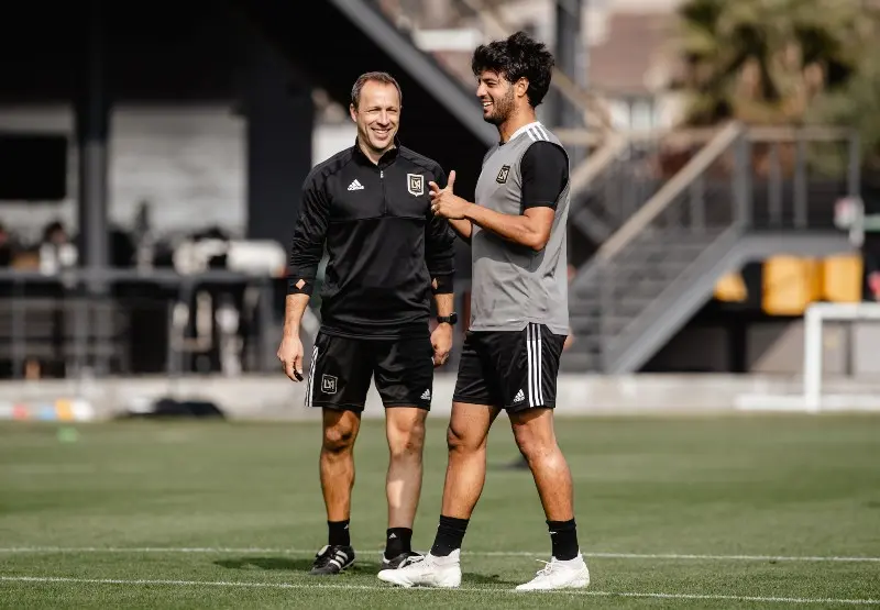 Carlos Vela platica con Steve Cherundolo, técnico del LAFC - Twitter @LAFC