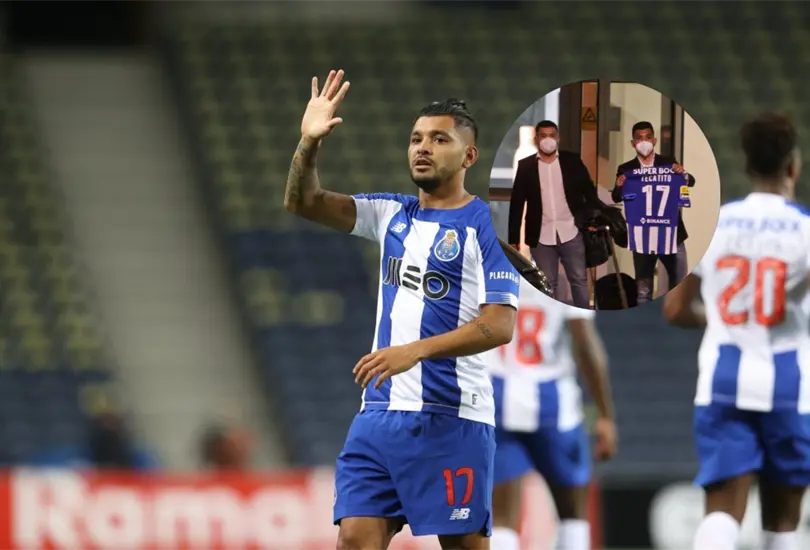 Tecatito Corona viaja a Espa&ntilde;a para cerrar su fichaje con el Sevilla