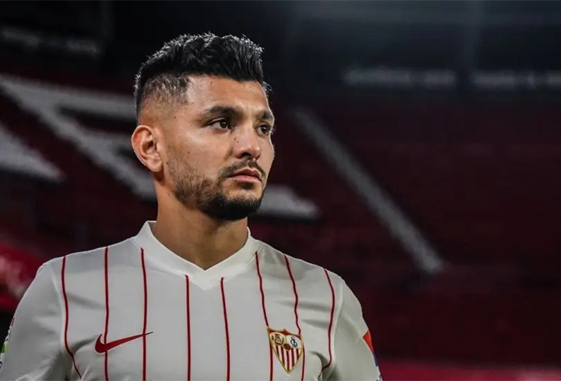 Tecatito Corona habr&iacute;a sido puesto como transferible por el Sevilla y Rayados como los equipos de la Liga XM ya saben su precio y salario.