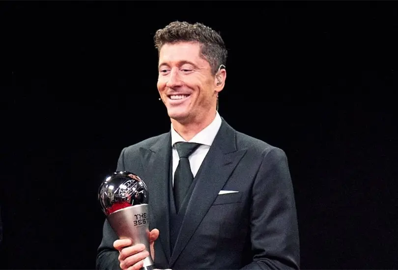 Robert Lewandowski le gana el galard&oacute;n The Best a Lionel Messi