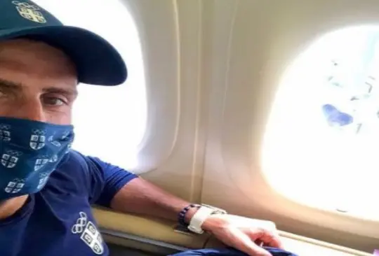 Captan a Djokovic sin cubreboca en su vuelo a Serbia