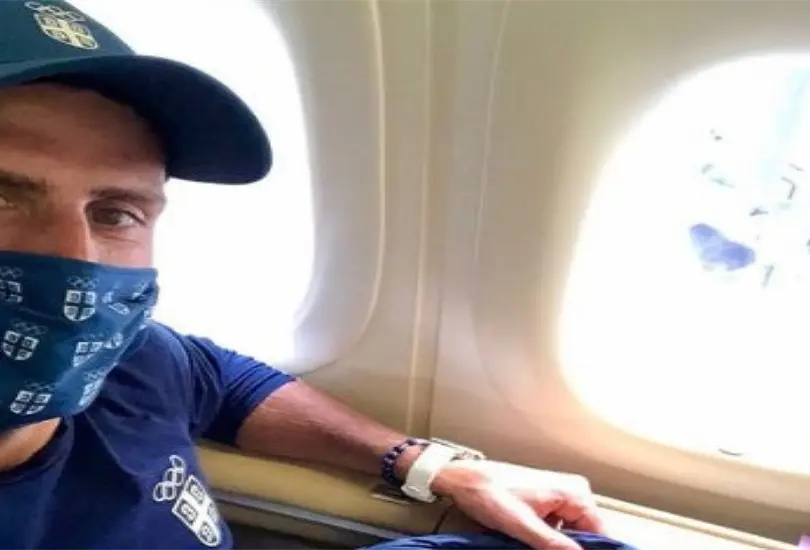 Captan a Djokovic sin cubreboca en su vuelo a Serbia Captan a Djokovic sin cubreboca en su vuelo a Serbia
