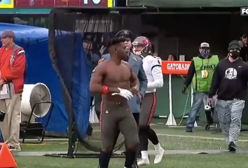 Antonio Brown se quita el uniforme en pleno partido; Bucs lo da de baja