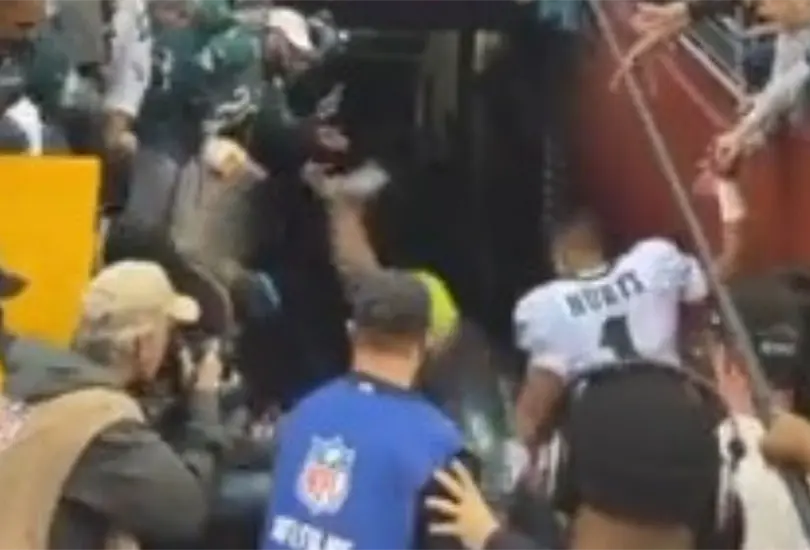 Cae reja con aficionados en el Fedex Field que aspira a ser sede del Mundial 2026
