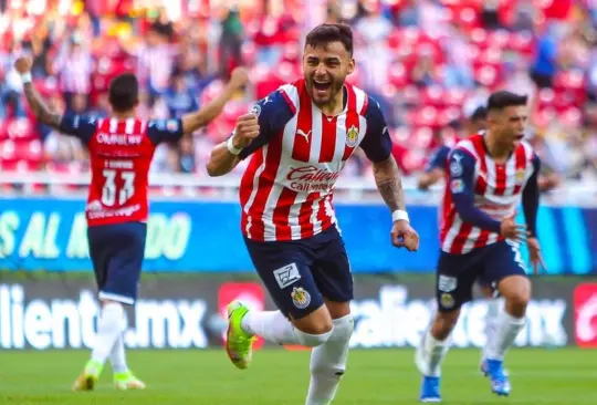 Golazo de Vega no tapa las carencias de Chivas en empate con Gallos