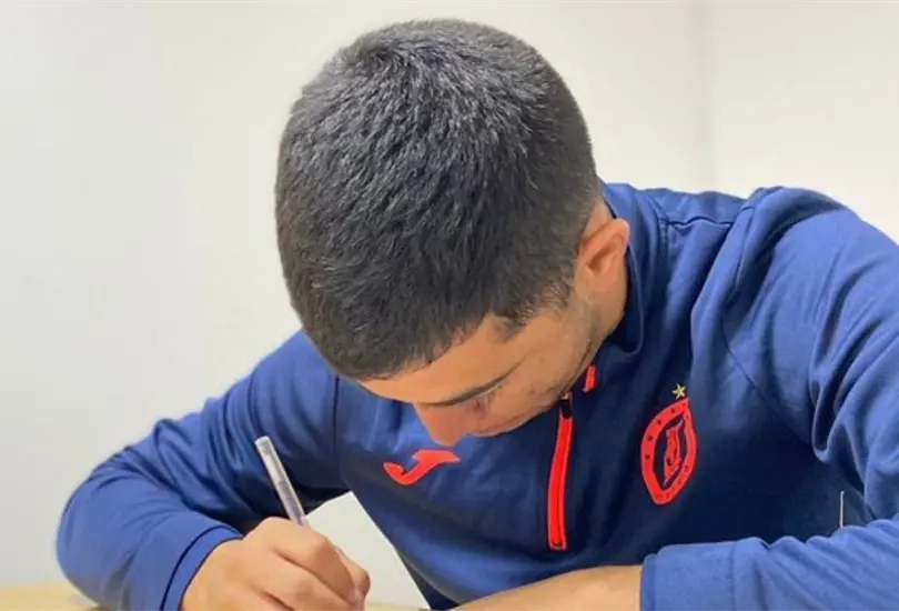 Erik Lira ya firm&oacute; su contrato como nuevo jugador de Cruz Azul