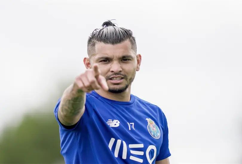 Reportan que Tecatito Corona se quedar&iacute;a con el Porto hasta el verano