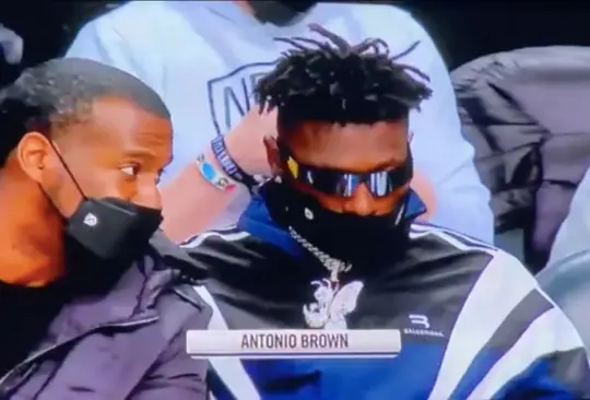 Tras esc&aacute;ndalo, Antonio Brown acude a juego de la NBA; &iquest;cu&aacute;nto le cost&oacute; su berrinche?