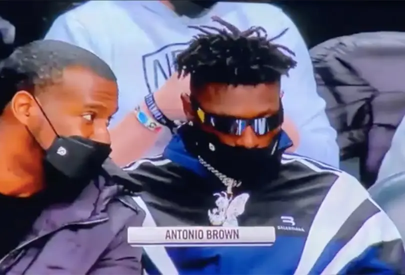 Tras esc&aacute;ndalo, Antonio Brown acude a juego de la NBA; &iquest;cu&aacute;nto le cost&oacute; su berrinche?