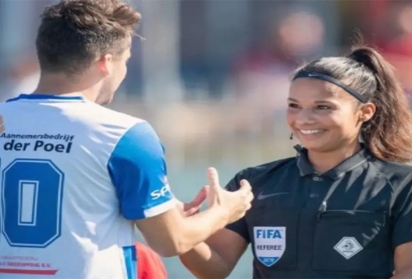 Futbolista y árbitro profesionales confirman noviazgo en Países Bajos Futbolista y árbitro profesionales confirman noviazgo en Países Bajos
