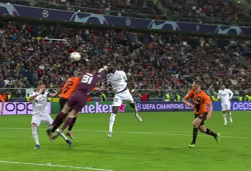 Antonio Rudiger hizo el gol del empate pero sufri&oacute; un duro golpe en el rostro.