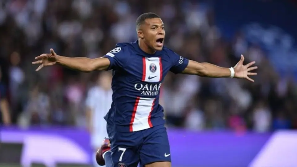 Kylian Mbapp&eacute; se siente enga&ntilde;ado en el PSG, por lo que supuestamente est&aacute; deseando salir del equipo. 