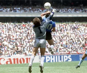 Subastar&aacute;n en una millonada el bal&oacute;n que us&oacute; Maradona para la &acute;Mano De Dios&acute;