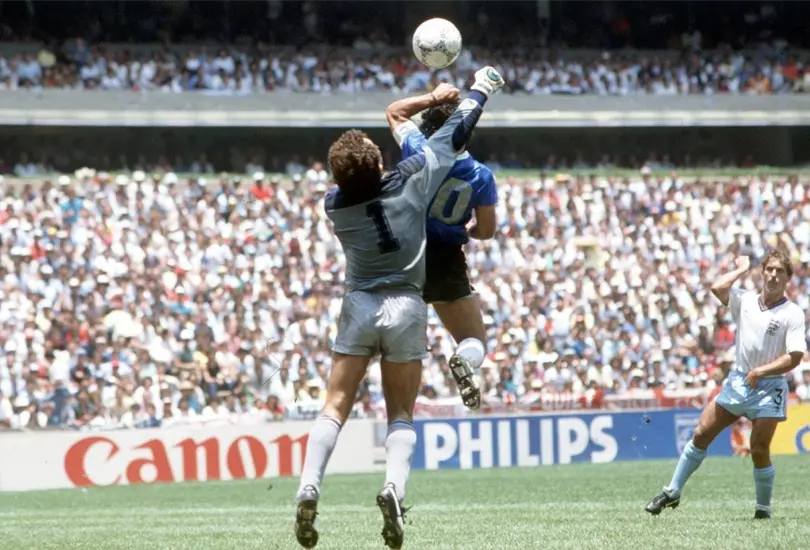 Diego Maradona meti&oacute; la Mano de Dios en M&eacute;xico 1986