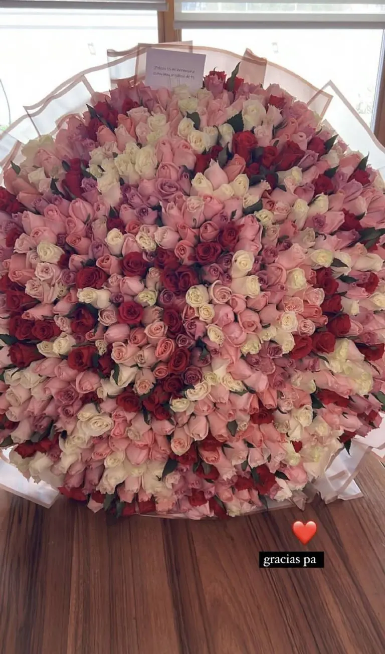 El 'Canelo' le envió un ramo de rosas a su hija por su cumpleaños. Foto: Captura de pantalla.