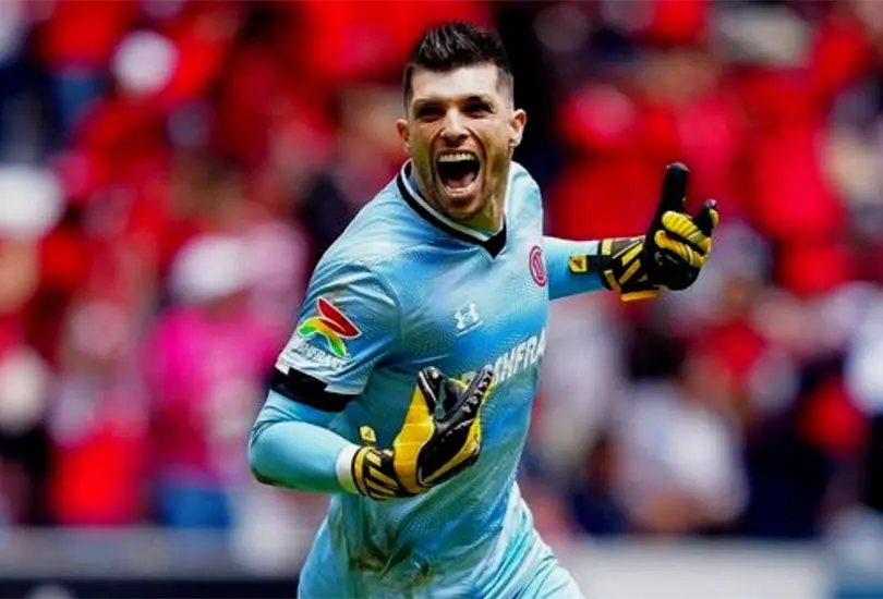 Tiago Volpi le dio el triunfo al Toluca ante Santos de &uacute;ltimo momento en la cancha del Estadio Nemesio D&iacute;ez.