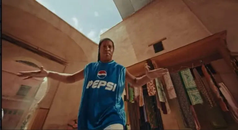 Ronaldinho apareció en diferentes comerciales de Pepsi. Captura de pantalla.