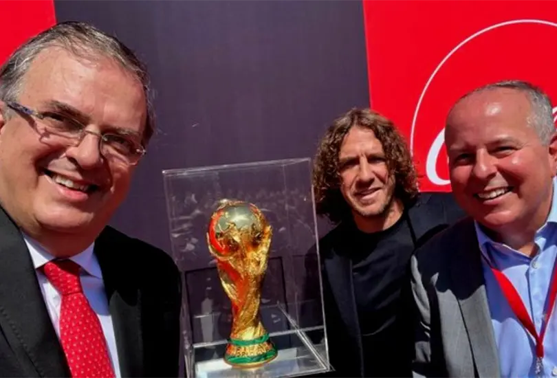 Marcelo Ebrard se encarg&oacute; de darle la bienvenida en M&eacute;xico al trofeo de la FIFA. 