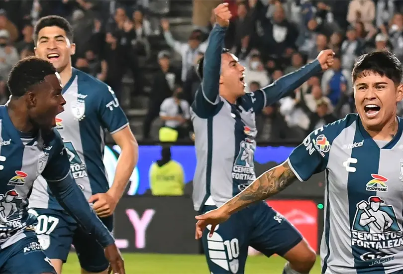 Aficionados de Chivas reclaman que Chivas dej&oacute; ir a la Chofis L&oacute;pez tras el t&iacute;tulo de Pachuca. 