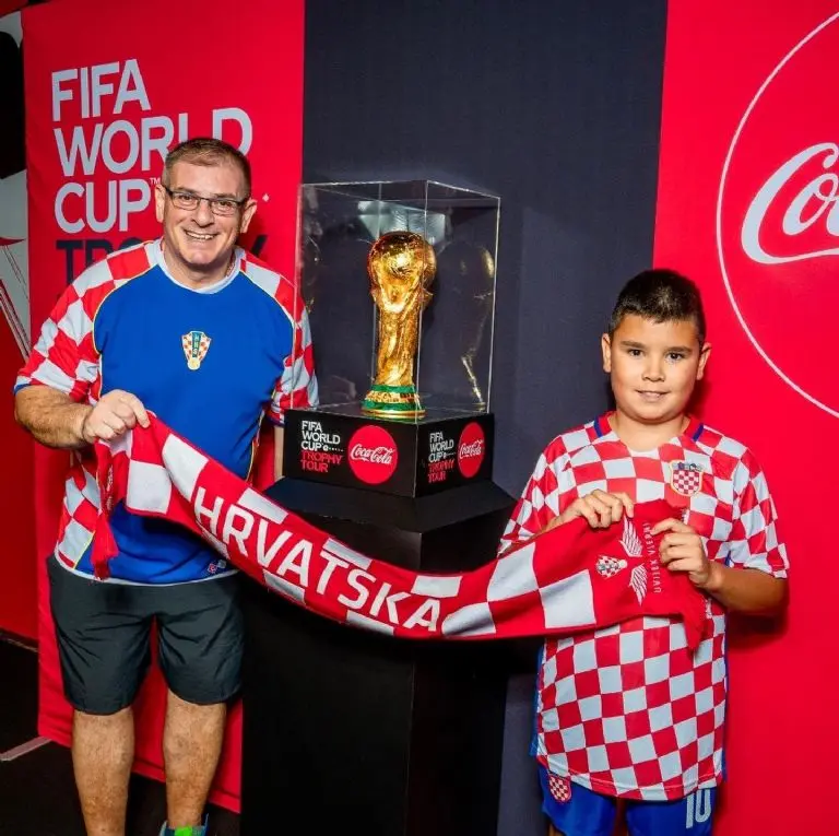 Los aficionados de todo el mundo están conviviendo con el trofeo de Qatar 2022. Foto: Twitter @TrophyTour