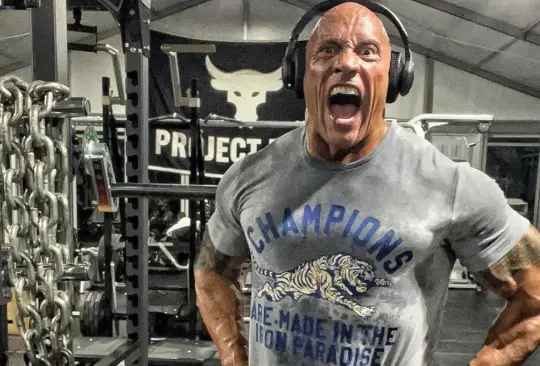 Dwayne Johnson The Rock ganó fama mundial por su carrera en la WWE. 