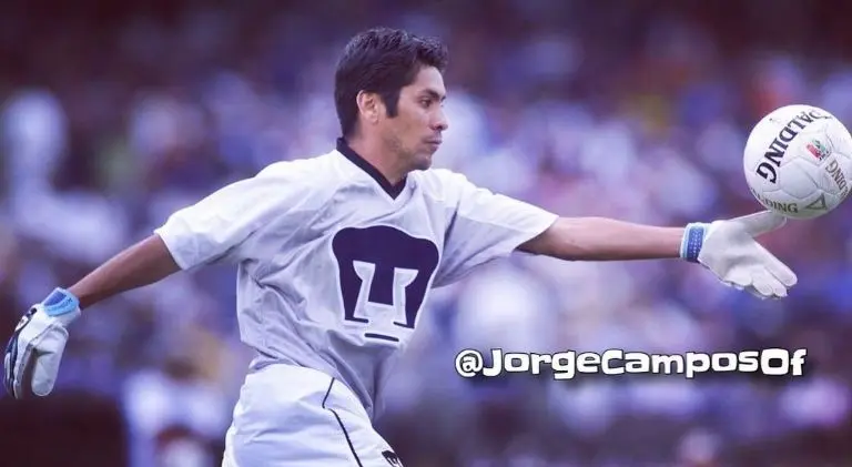 Jorge Campos en su etapa de futbolista profesional jugó para los Pumas. Foto: Instagram @jorgecamposof