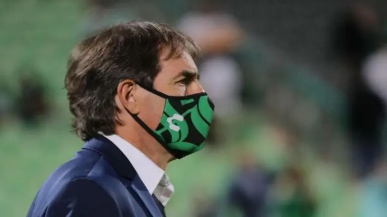 Guillermo Almada llegó a la Liga MX en 2019 para dirigir a Santos. Foto: Archivo Referee.