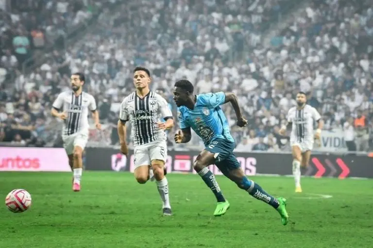 Avilés Hurtado fue atacado por aficionados y jugadores de Rayados - Instagram @avileshurtado