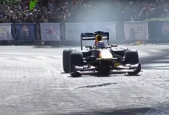 Checo Pérez recorrió las calles de Guadalajara a bordo del RB7 en el Red Bull Show Run