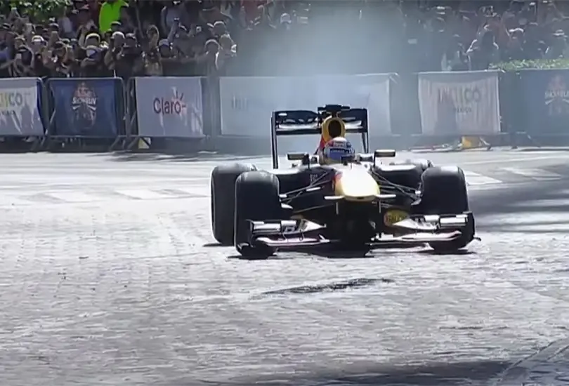 Checo P&eacute;rez recorri&oacute; las calles de Guadalajara a bordo del RB7 en el Red Bull Show Run