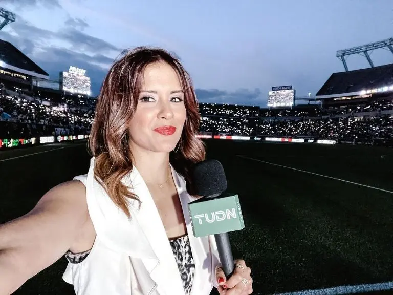 Adriana Monsalve en una de sus coberturas con TUDN - @adriana.monsalve
