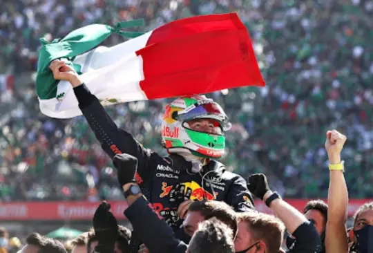 Sergio Checo Pérez celebró su tercer lugar en el Gran Premio de México 2021.