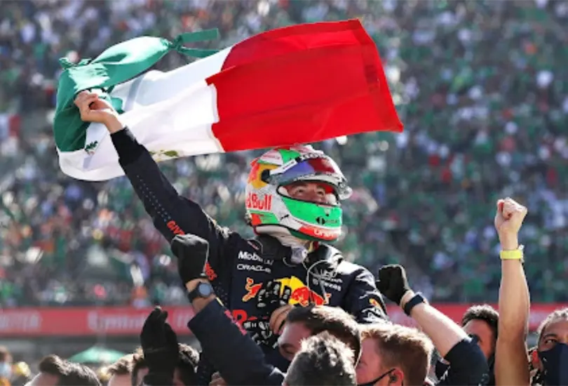Sergio Checo P&eacute;rez celebr&oacute; su tercer lugar en el Gran Premio de M&eacute;xico 2021.