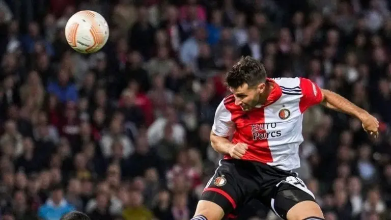 Santiago Giménez poco pudo hacer en los cinco minutos que tuvo con el Feyenoord. Foto: Archivo Referee.