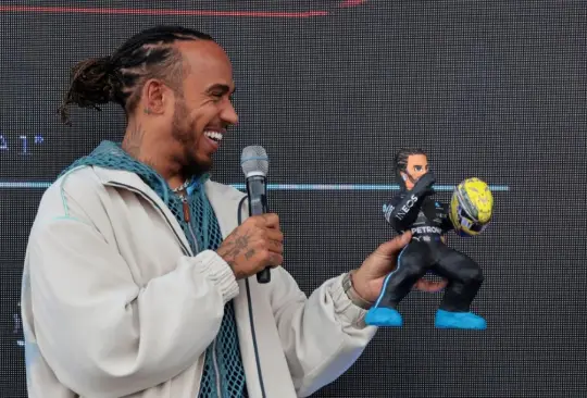 Lewis Hamilton reprobó el regalo que le brindó la afición mexicana en el Autódromo de los Hermanos Rodríguez.