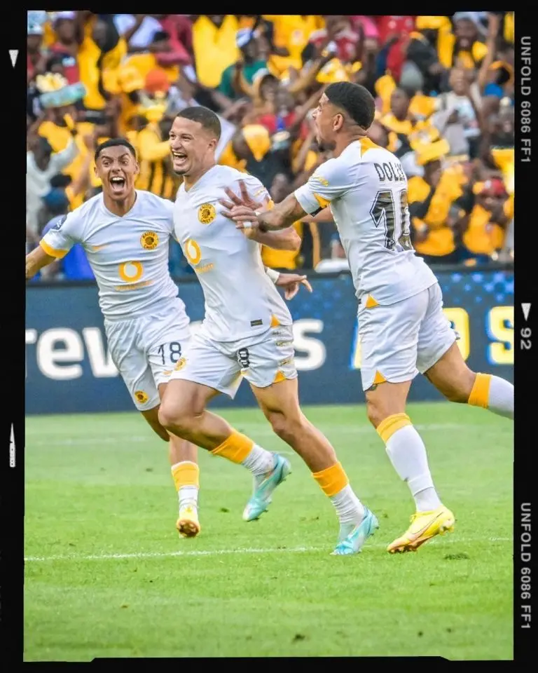 Jugadores de Kaizer Chiefs celebran el gol desde media cancha - @kcfcofficial