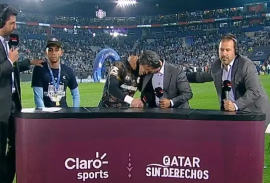 Adolfo Ríos consolando a Tiago Volpi después de haber perdido la final de la Liga MX. 