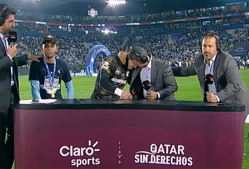 Adolfo R&iacute;os consolando a Tiago Volpi despu&eacute;s de haber perdido la final de la Liga MX. 