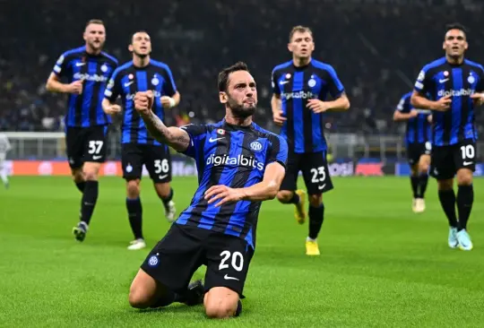 Un golazo de Calhanoglu terminó en la victoria del Inter sobre Barcelona.