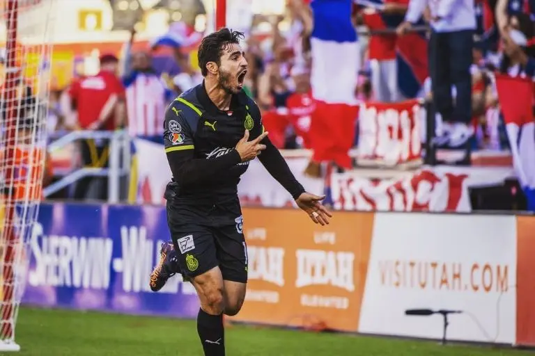 'Pollo' Briseño festeja un gol con Chivas - @pollobv