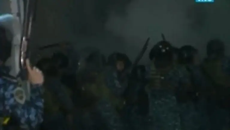 La policía reprimió a los aficionados utilizando gas lacrimógeno. Foto: Captura de pantalla.