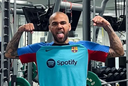 Dani Alves dejó las filas de Pumas y reveló que entrenó con el Barcelona de España.