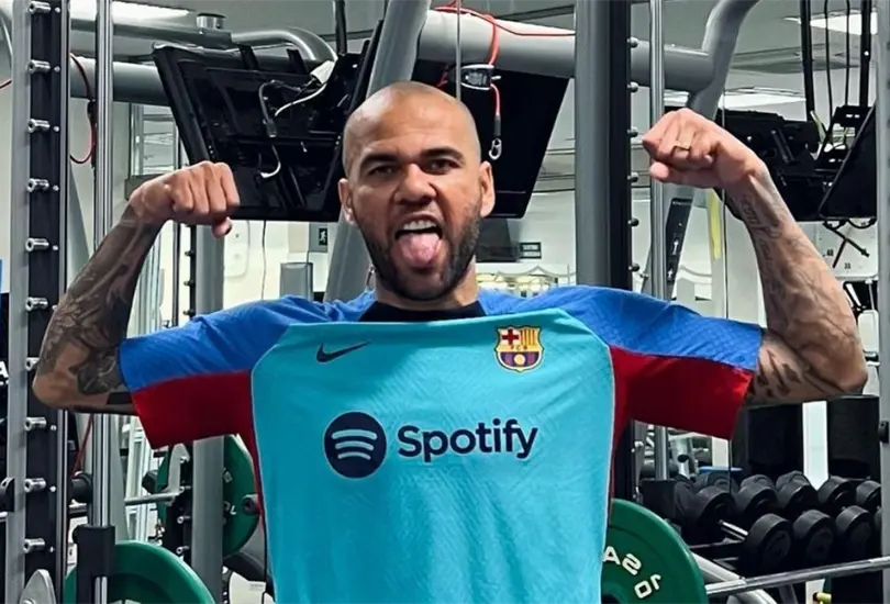 Dani Alves dej&oacute; las filas de Pumas y revel&oacute; que entren&oacute; con el Barcelona de Espa&ntilde;a.